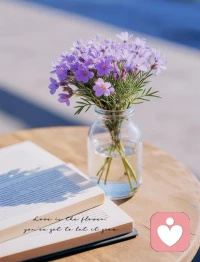 与自卑和解，接纳不完美
 
自卑并非天生的缺陷，而是每个人成长路上都会遇见的情绪。它源于对自我的过度苛责，源于总拿自己的短板与他人的长处比较，最终困在“不够好”的执念里，不敢尝试、不敢表达，更不敢拥抱真实的自己。
 
与自卑和解，第一步是接纳不完美。承认自己有缺点、有失误、有力不能及的时刻，不是放弃努力，而是卸下完美主义的枷锁。每个人都有局限，就像花朵有开有谢，月亮有圆有缺，不完美才是生命的常态。
 
别再用他人的标准定义自己，你的价值从不源于外界的评价。那些看似光鲜的人，也藏着不为人知的脆弱与不足。与其盯着缺憾内耗，不如看见自己的闪光点：善良、坚持、认真，都是独一无二的珍贵。
 
接纳不完美，是与自己握手言和，也是成长的开始。当你不再对抗自卑，而是允许自己普通、允许自己慢慢来，就会发现，内心的力量会慢慢生长。不必急于变得优秀，坦然接纳真实的自我，带着不完美勇敢前行，每一步都算数，每一份接纳，都在让你成为更从容、更强大的自己。配图