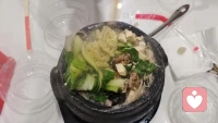 存在焦虑
 
存在焦虑是指个体在意识到生命根本问题—如死亡不可避免、自由伴随责任、终极孤独以及生命意义缺失时，所产生的深层不安与恐慌。
 
与具体的现实焦虑不同，它不针对特定事物，而是源于对“存在本身”的追问。当你突然停下脚步，质问自己“我为何而活”“如果一切终将消逝，此刻的努力算什么”，那种弥漫性的虚无感与紧张感，便是存在焦虑的体现。
 
心理学的存在主义流派认为，这是人类面临终极关怀时的必然反应。它可能表现为对逝去时光的惋惜、对人生选择的怀疑，或是在深夜被“无意义感”突然击中。
 
然而，存在焦虑并非纯粹的负面情绪。它像一位严厉的向导，强迫我们直面人生的真相。正视它，反而可能激发寻找自我定义、创造个人价值的动力。通过接纳焦虑、专注当下、建立真诚的关系，我们可以学会与这种根本性的不安共存，在有限的生命里活出属于自己的厚度。配图