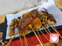 不吵架，如何温和表达边界？
 
温和表达边界：不吵架，也能让伴侣懂你的不舒服
 
当伴侣的言行越界，心里的委屈与不适翻涌，争吵只会拉远彼此，沉默却会消耗信任。真正的解决，从温和且坚定的表达开始。
 
不必指责、不用冷战，先聚焦自己的感受，而非评判对方。用“我觉得”代替“你总是”，避免让对方陷入防御。坦诚说出越界行为带来的不安、失落，不夸大、不隐忍，让对方明白，你不是在挑剔，而是在守护彼此的亲密。
 
边界不是束缚，是感情的保护膜。清晰告知你的底线，不是要求对方改变，而是希望被尊重。温柔的语气里藏着坚定的态度，让对方感知你的情绪，也愿意主动调整。
 
好的感情，从不是一味迁就，而是懂得互相体谅。不用争吵撕破脸，也不用委屈藏心底，真诚倾诉感受，温柔坚守边界，才能让亲密关系，舒服又长久。配图