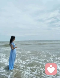 允许自己偶尔低落，
也允许自己随时快乐。
不必强迫自己时刻坚强，
累了就歇一歇，难过就缓一缓。
生活有风雨，也有晴空，
你只管认真生活，温柔自守，
那些看似不起眼的小欢喜，
会一点点拼凑成，属于你的幸福。配图