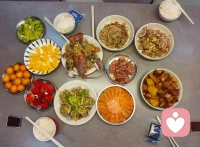 婚姻冲突：先处理情绪，再处理事情
 
婚姻里绝大多数争吵升级、矛盾恶化，并不是事情本身有多严重，而是情绪没有被接住、没有被安抚。人在愤怒、委屈、不被理解的状态下，理智会瞬间下线，这时候再正确的道理，听起来都像指责和攻击。
 
很多夫妻不是不会解决问题，而是不肯先停下来，安抚彼此的心。冲突发生时，最实用、最保护关系的顺序永远只有一个：先处理情绪，再处理事情。当你感觉怒火上头、委屈快要爆发时，主动按下暂停键，告诉对方：“我现在情绪不太好，我们冷静十分钟再聊”，不带着火气对话，不做冲动决定，不说伤人的话；离开现场，喝一杯水，深呼吸，把注意力从“谁对谁错”拉回到“我现在很难受”；等情绪真正平稳后，再用“我感到……因为……我希望……”的方式表达自己，只说感受，不贴标签、不攻击对方；最后，两个人再坐下来，一起讨论具体的解决方案。
 
情绪没被接纳，所有沟通都是对抗；情绪被看见、被理解，大部分问题都会迎刃而解。好的婚姻，不是从不吵架，而是吵完还愿意拥抱，有矛盾也舍不得伤害。学会先稳住情绪，再沟通事情，不仅能减少80%的矛盾，更能让彼此在冲突里越走越近，而不是越吵越远。配图