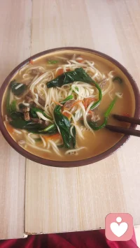 别在对话框里找证据了，他要是真喜欢你，早翻山越岭来见你了，哪舍得让你在‘友情还是爱情’里猜谜。配图