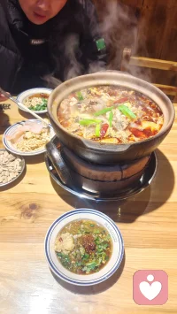 这个世界很公平，吸引力法则从来不是空话。当你把自己活成一束光，变得独立、强大、且充满魅力时，那个懂欣赏、有能力接住你、愿意坚定选择你的人，自然会循着光芒找到你。