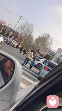 01 一个残酷的事实
对方明明在付出，你却总觉得不够；他靠近了，你却觉得他在敷衍；他说爱你，你心里却有个声音说“不可能是真的”。
这不是他爱得不够，而是你接收爱的系统出了问题——你不爱自己，所以你感受不到爱。
 
02 你不爱自己的三种表现
你把情绪完全交给他掌控。他回消息你就开心，不回你就崩溃，喜怒哀乐全围着他转。
你不敢提需求，不敢表达不满，怕他一不高兴就走。你在关系里活得小心翼翼，像个等着被施舍的人。
你觉得自己“配不上”他。他对你好一点，你受宠若惊；他冷淡一点，你觉得理所当然。
 
03 一个不爱自己的人，感受不到任何人的爱
爱需要被接收。而接收的前提是你内心有一个容器能装下这份爱。
如果你心里全是自卑和怀疑，这个容器就是满的——装满了对自己的否定，哪还有空间装别人给你的爱？
 
04 想让感受变，先让自己变
每天告诉自己一句“我值得被爱”，不管信不信，先说着。
把自己的事排在他前面。他约你但你有工作，先做完工作再见。
他不找你，你别空等，去做一件让自己开心的事。
你把自己爱满了，心里那个容器腾空了，他给你的爱才能流进来。
核心就一句：感受不到爱，不是他给得太少，是你给自己的爱太少。配图