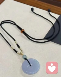 很多关系走不长久，不是因为不够爱，而是太用力。
抓得太紧、付出太多、索要太满，看似深情，实则失衡。失衡就会变成负担，负担久了就会窒息，最后只剩拉扯和逃离。
 
真正舒服的关系，从来不是捆绑式的深情，而是自然舒展的陪伴。
不勉强、不紧绷、不内耗，清淡却安稳，彼此滋养，才能细水长流。配图