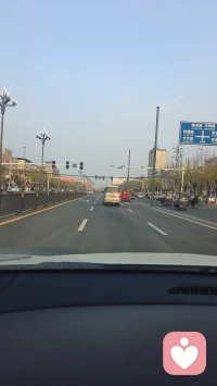 情关，从来不是过不去某个人，而是过不去自己的执念、情绪、不甘与依赖。
 
没过去时，心被牵着走，能量全在内耗，再大的本事也施展不开；
​
真过去了，不是冷漠无情，而是不被情绪绑架，不被关系消耗，心稳了，路自然就顺了。
 
情关一过，不是失去了爱的能力，而是拥有了随时安放自己、从容面对一切的自由。
心无挂碍，万事可破，往后余生，才是真正为自己而活。配图