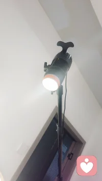 人为什么会困在一段关系里
 
被困在一段结束的关系里，最折磨人的往往不是失去对方，而是那些停不下来的念头和反复的情绪。这恰恰证明你曾真心投入。
 
执念难以消散，常是因为我们下意识地美化过去，放大“好”的瞬间，忽略真正让自己受伤的部分，并总在反思“是不是我不够好”。然而，对方的离开，多非临时起意，而是在反复权衡后，认为你已不再是优选项。继续与他的选择和立场对抗，很难有结果。感情也从来不是公平交易，用“值不值得”衡量，本身就输了。
 
真正的放下，是慢慢退出。理性者，可通过学习或求助，客观看清关系本质，看清了，也就释然了。感性者，可先物理隔离：不联系、不翻记录，尝试一个人生活，并接纳自己情绪反复时想联系的冲动。当你适应了一个人，再联系也就无所谓了。
 
最关键的一步，是把注意力从他身上收回，放回自己。关注“今天做什么、吃得好不好”，通过规划日常生活，重建秩序感和对自我的掌控。当你开始接触新人新事，将生活重新铺开，过去的关系便不再是你世界的中心。遗憾或许不会消失，但你可以把它安放在合适的位置——它只是一段经历，而非未来的方向。
 
走出来，不是忘记，而是你不再由那段关系定义自己。别把自己困在终点，往前走。配图