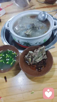 千万不要和认知封闭的人较劲‌

在人际交往中，有一种人让人格外疲惫——‌认知封闭的人‌。他们固执己见，拒绝接受任何与自己不同的观点，永远活在自己的逻辑闭环里。与这样的人较劲，不仅徒劳无功，还可能消耗你的情绪能量。

一、‌认知封闭者的3个典型特征‌
‌绝对正确感‌：永远觉得自己是对的，别人的意见都是无知或挑衅。
‌控制欲过剩‌：要求他人必须按照自己的方式行事，否则就反复施压。
‌拒绝反思‌：即使事实摆在面前，也会找各种理由扭曲解释，绝不承认认知偏差。

二、‌为什么不要和他们争论？‌
‌你永远叫不醒装睡的人‌：他们的封闭不是缺乏信息，而是主动选择排斥。
‌情绪消耗远大于结果‌：争辩只会让你陷入无休止的循环，最终精疲力竭。
‌可能激发攻击性‌：认知封闭常伴随偏执，较劲可能引发对方激烈反应。
三、‌更聪明的应对策略‌
‌物理隔离法‌：减少必要接触，避免被拉进对方的思维泥潭。‌降级回应‌：用嗯你说得对等中性回应快速结束话题。‌能量管理‌：把精力留给能理性沟通的人，而非试图拯救固执者。

四、‌终极认知‌
改变他人从来不是你的责任。真正的智慧，是分清可以影响的事和必须远离的消耗。保护自己的心理边界，比赢得一场不可能赢的辩论重要得多。配图