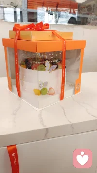 你渴望的生活，从来不在远方，而在你心里。
你想成为的自己，也从未消失，只是在等你真正看见、去认领。
 
我们总习惯向外追逐答案：
等更有钱、等更优秀、等遇到对的人、等一切完美，才敢快乐。
却忘了：
外在的一切，只是内心状态的显现。
不是条件够了才幸福，是你先活出喜悦，才会吸引美好。
 
就像调频收音机，
心的频率对了，想要的生活自然会被你接收到。
不必困在过去的遗憾，也不必慌于未来的未知，
只需要安在当下，把内心调到丰盛、平和、笃定的频道。
哪怕只用60秒调整状态，人生也会从此慢慢不一样。配图