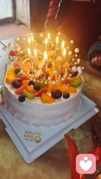 亲密关系的终极意义，从不是遇见完美的人契合彼此，而是遇见一个足够安全的人，愿意接住你的脆弱，陪你抚平破碎的过往。
 
当你慢慢明白，自身的情绪从来不是单一的他人之错，便重新握住了感情的主动权。那些藏在心底、反复催生矛盾的情绪黑洞，终会在彼此的理解与接纳里，被温柔的光慢慢填满、照亮。配图