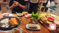 心理真相： 许多人最深的厌恶，恰恰指向自己。心理学中的“自我不一致理论”指出，当真实自我与理想自我差距过大时，焦虑与厌恶便会产生。喜新厌旧，并非真的厌倦事物，而是厌倦那个停滞不变、无法令自己满意的自己。

成长的核心： 成长不是为了变成完美的别人，而是为了让自己“看得顺眼”——即培养自我接纳与胜任感。心理学研究发现，当人持续获得微小的进步体验时，自我评价会显著提升。你看自己顺眼了，内心冲突减少，才不再将厌恶投射给外界，也才能区分究竟什么是真正对自己好的。

善恶的视角： 人本善恶共存。你内心越平和，就越容易看见别人的善意；反之，越自我攻击，越会觉得世界充满恶意。配图