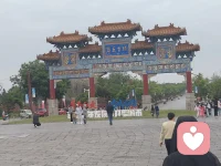 接纳最先看的是内心情绪。
抗拒一件事时，我们会愤怒、不甘、委屈、内耗，拼命想反驳、想改变、想指责，越抗拒，焦虑越缠得越紧，这就是荣格说的：你抗拒的，反而会牢牢困住你。
 
真正的接纳，是不再和现实对抗：
承认此刻就是事实——成绩不理想、孩子不自觉、生活有缺憾，不逃避、不否认、不自我内耗折磨。
先允许情绪存在，不批判自己为什么难受，再慢慢安放情绪，这就是接纳的开始。配图
