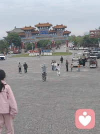 你的标准，决定了你会吸引谁

很多人在感情里反复受伤，不是因为运气差，是因为标准太模糊。

你说想找个对你好的人，可谁来定义这个“好”？每天早安晚安是好，还是在你需要时能拿出实际行动是好？你说想要安全感，可你真正害怕的到底是对方不回应，还是自己不够被重视？

标准不清晰，选择就容易乱。

一个简单的练习：拿张纸，把你绝对不能接受的三件事写下来。不是“我希望他温柔”这类模糊表述，是具体的、可判断的行为——比如“吵架时冷暴力超过一天”“借钱不还”“习惯性撒谎”。这三条是你的底线，碰了就走，不回头。

底线之外，再列三条加分项——有了更好，没有也不致命。比如“喜欢运动”“会做饭”“跟我聊得来”。有了这个清单，你就有了筛选框架。不是等受伤了再跑，是在进场之前就过滤掉不合适的人。

标准不是用来要求别人的，是用来保护自己的。它让你在心动的时候，依然能清醒地问一句：这个人，真的符合我的基本条件吗？

你不是要求太高，你是要求太模糊。把模糊变清晰，你会少走很多弯路。配图