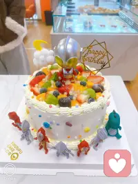 走出舒适区，接触未知、打破固有经验，会伴随笨拙、挫败与焦虑；而认知觉醒后，更是三观的重塑：曾经深信的努力、真诚、感情、人情关系，都会在现实里被击碎。配图