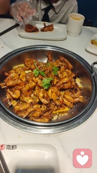 真正的自由，不是必须选择哪条路，而是你选哪条路都不再自我审判。
所有关系，最终都是你与自己的关系
也许更本质的真相是：无论是你一个人喝茶，还是和一群人喝酒，你都在体验“你”自己。
一个人的时候，你听到的是自己的呼吸、思绪、心跳。这是一场完全由你主导的独角戏。
一群人的时候，你通过他人的眼神、回应、碰撞，看到自己的另一面，那个会大笑的、会生气的、会被理解的、也会被误解的你。这不是失去自己，而是发现更多维度的自己。
心理学上有个词叫“社会镜像自我”，意思是我们在别人的反应中看见自己。这不是肤浅的依赖，而是人类认知自我的基本方式之一。你不可能完全脱离他人而知道自己是谁，正如你不可能完全脱离寂静而知道自己爱热闹。配图
