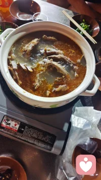 魅力的本质，说到底，就是一个人把自己补完整之后，自然溢出来的东西。你不再追着别人要喜欢的时候，喜欢反而会来找你。