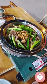 内心贫瘠的人，总在渴求外界的安慰、包容与偏爱；精神富足之后，不再索取情绪价值，内心有充足余量，反而有余力包容旁人、主动释放善意和温柔。