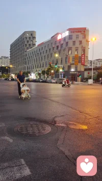 一腔热忱遇冷漠，单向奔赴终落幕。不肯低眉乞爱意，收回真心守傲骨。不求勉强相伴，但求双向奔赴，若无良人相伴，独身亦是圆满。配图