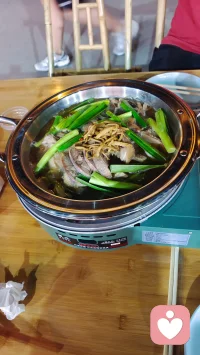 命运的雕琢从不会温柔相待。先以清贫剥离外物执念，再用离别爱恨斩断情丝牵绊，直至身心俱疲、无路可退
肉身抵达极限之时，内在意志自会破土突围。
熬过所有劫难，执念消散、本心清明，方能破茧重生，换一种人生姿态重新活着。配图
