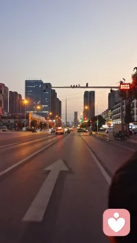 别人的情绪、评价、期待是对方的课题，不用你来承接。不用反复琢磨别人话里有没有恶意，不用主动迁就所有人的感受，每一次无底线退让，都是在累加情绪消耗。配图