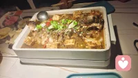 很多人的放下，只是假装释怀。

心理学定义过一种隐性心理状态，叫作假性自愈。
区别于真正的心理修复，假性自愈属于高级心理防御机制。个体在经历创伤、分离、挫败后，并未完成情绪的整合与修通，而是通过压抑、隔离、理智化等心理防御，强行切断情绪体验，制造出“已经释怀、已经痊愈”的假象。
简单来说：你的意识放下了，潜意识从未放过。
很多人的自愈，只是情绪的暂时性屏蔽。创伤带来的委屈、不甘、丧失感，没有被看见，没有被宣泄，更没有被整合。只是被个体压入深层潜意识，暂时脱离意识感知。
外在表现为情绪稳定、生活正常、理性通透，不再崩溃、不再内耗。但这并不是心理康复，而是情感麻木与情绪隔离。
心理学强调：未被处理的情绪，永远不会自动消失。
被压抑的创伤会转化为隐性心理印记，悄悄改变人的认知模式。会让人变得过度防御、难以建立亲密、习惯性冷漠、对感情悲观敏感，甚至持续出现莫名低落、空洞感、无意义感。
真正的心理自愈，有严格的心理过程：接纳创伤、允许情绪流动、完成哀悼、重构认知、与经历和解。
而假性自愈，是跳过所有修复过程，直接强制“终止情绪”。
回避痛苦，不等于消解痛苦。
很多成年人的通透，只是无力再挣扎；很多人的放下，只是被迫妥协。配图