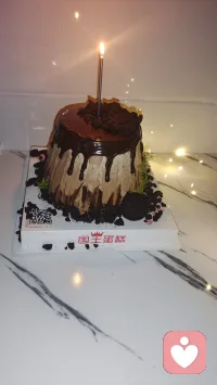 初期的好感往往源于认知、条件、阅历的落差，对方身上有自己缺失、向往的特质，滤镜与崇拜就此产生。
 
当见识增长、光环消散，看清对方平凡甚至不完美的本貌后，依旧愿意相守陪伴，这份褪去虚幻后依然坚定的选择，才是沉淀下来的真爱。配图