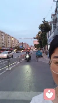与压力和解的四个步骤
 
高压会让人失眠、烦躁、思绪混乱，与其拼命对抗焦虑，不如温柔疗愈内心。
 
1. 暂停行动，觉察情绪
压力涌上时先别急着做事，静下心感受内心的焦虑、疲惫，接纳负面情绪，不去批判自己。
​
2. 探寻情绪的根源
焦虑大多来源于过高的期待与对失败的恐惧，好好体谅自己，你已经拼尽全力了。
​
3. 温柔安抚自我
像包容孩童一样拥抱自己，放下完美主义。脆弱不必隐藏，接纳所有不安，紧绷的心才能慢慢松弛。
​
4. 拆解目标，稳步行动
等内心平静之后，把繁重的大事拆成一件件小事，优先完成紧要任务，一点点找回底气。
 
真正的自愈，从不硬扛压力，而是懂得安抚内心，循序渐进慢慢前行。