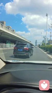 大多数焦虑源于无休止的精神内耗，遇事反复思虑、提前忧心过往与未来。大脑长期处于高度警觉状态，容易催生失眠、涣散、拖延等问题，陷入负面循环。不必强行硬扛焦虑，调整思维方式才能慢慢缓解。配图