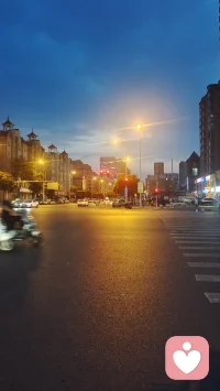 人生只活此时此刻，放下过往懊悔、未来焦虑。不必困于眼前狭小的人际圈子，广阔的共同体一直存在。专注当下力所能及之事，认真活在每一个瞬间，才能停止精神内耗。配图