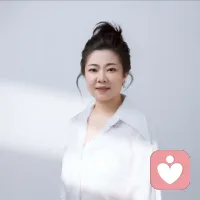 我是柴心云，一位在家庭教育领域摸爬滚打，也在育儿路上跌过坑、爬起来的普通妈妈，更是两个孩子的成长伙伴。
 
从早教、幼教的一线实践，到考取高级家庭教育指导师、高级心理咨询师、儿童职业生涯规划师证书深耕专业，我的育儿起点并不顺遂——曾因不懂科学教养，让孩子出现抽动症问题。这份焦虑推着我沉下心钻研家庭教育，从调整家庭氛围、重塑亲子沟通开始，一步步陪着孩子走出困境。如今两个孩子不仅身心健康、自信开朗，还能主动分担家务、规律使用电子产品，养成了自主学习的好习惯。
 
我深知家长们的育儿焦虑与无助，所以愿以“过来人的经验+专业的理论支撑”，做家庭教育路上的同行者，用通俗的语言、落地的方法，帮更多家庭找到适合自己的育儿节奏，让亲子关系更温暖，家庭生活更幸福配图