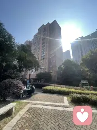 “谁都想由着性子去生活，可现实真的不允许，凡事能让你快乐的，都是你的药…