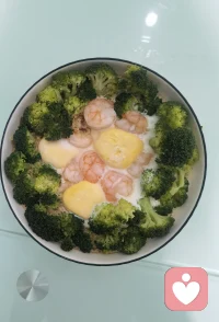 外界纷扰太多，厨房是避风港。亲手制做空气炸锅烤麻花，西兰花🥦虾仁🍤蒸鸡蛋🥚酸甜苦辣由自己掌控，亲手制造烟火最踏实。美食无声包容所有疲惫，你也试试做自己喜欢的呦！配图