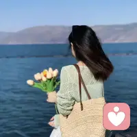 人这一生终要自己穿过风雨，趟过暗河，没有人能替你扛下深夜的辗转，没有人能带你抹去撞过的南墙。
那些结痂的伤口，是时光刻下的勋章，那些独自熬过的时刻，都在悄悄的锻造你的铠甲。
自渡不是孤立无援，而是学会与自己并肩，在迷茫时，坚定的方向，在崩溃时，给自己的一束光，在浮躁时静心沉淀。
不必等风来，你就是自己的摆渡人。
不必盼光至，你亦可点亮心底的微光，山河辽阔，人生漫长，最可靠的救赎，从来都是向内生长的力量，愿你在自愈中坚强，在自渡中通透，终能抵达，心之所向的璀璨彼岸。配图