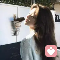 早🌞
人生的本质就是一个人活着，不要对别人有太多期待。
我们总是想要找到能为自己分担悲伤与痛苦的人，大多数的时候我们那些惊天动地的伤痛，在别人眼里不过是随手拂过的尘埃。
比起有人左右情绪的日子，我更喜欢无人问津的时光。
或许成年人的孤独就是悲喜自渡，而也正是我们难得的自由，生命中曾经有过的所有的灿烂，终究需要用寂寞来偿还，人的精神寄托可以是书籍，可以是音乐，可以是工作，可以是山川湖…唯独不可以是人。配图