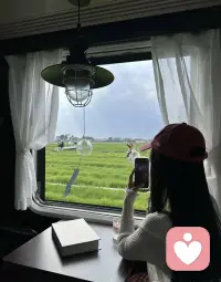 我亲爱的好朋友，所有人都祝你开心快乐，但我想对你说快乐也没关系，焦头烂额也没关系。
如果你赶不上凌晨五点的日出，不妨看看傍晚六点的夕阳，我们这一生寻找的是自己喜欢的生活方式和想要成为的人，所以多走点弯路。
没关系，多花点时间在路上也没关系，只要你是在成为自己的路上就够了，希望你自由的活着，永远在看花的路上。配图