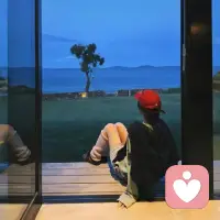 下雨了，起来给花换水，煮一壶茶，看着窗外，听着雨水滴答滴答，很治愈。
果然，生活每天都是最好的。你呢？今天开心吗？配图