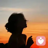 其实每个人都是精卫，这辈子都在填心里的那片海。配图