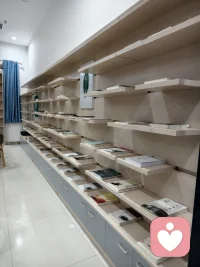 世界很吵，
还好有书作伴。
在这些被精心安放的文字里，
总能找到属于自己的那一页。