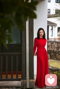 有种预感，
姚晨大概率不会再婚了。
不是她没人爱了，也不是因为孩子，而是因为两段婚姻让她对婚姻再也没有幻想了。

第一段婚姻，和凌潇肃是从校园恋爱到婚姻，当初有多甜蜜，结束的时候就有多虐，两人的体面都没有了。

第二段婚姻，开始的也是不顾一切，姚晨还生了两个孩子，可是还是走到了离婚这一步，虽然分手分的体面，表面看着风平浪静，但背后的拉扯、委屈、争吵，只有她自己知道。

姚晨现在的状态，其实很清醒。

事业稳定，孩子也大了，自己也成了大女主，她一个人就能把生活过得很好，女人到了她这个年纪，
已经不再需要婚姻来证明什么，也不再需要男人来填补空缺了。
 
对于姚晨来说，婚姻是锦上添花，不再是雪中送炭，如果花没有更好的，倒不如保持单身，她不缺爱，也不缺陪伴。

现在的她，已经是最好的状态了，大家觉得呢？配图