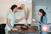 情感关系中为什么出现无法沟通？

人们经常在恋爱关系、夫妻关系、家庭关系当中，会感觉自己和对方无法沟通的这种场面。但凡出现这种情况的核心原因，基本可能是一方太在意的地想去改变对方，而不是真正想和对方进行有效沟通，解决问题。换句话说，就是总想着怎么去控制对方，如果对方不受自己的控制，就会感觉非常的不舒服，产生无法沟通的感觉。

情感关系中，有效沟通的目的是互相之间表达出自己的感受和需求，而并非一定要去获得对方的改变。