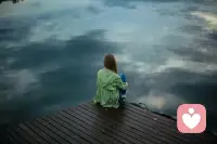 🔶自我期待的落空，

情感关系的初期，我们会把对理想伴侣的美好期待，比如：温柔、包容、完美契合等投射到对方身上，自动忽略其缺点，甚至把对方的普通行为解读为 “完美”，这也往往是大脑为了推动亲密关系建立的本能心理机制。
然而长期相处后，滤镜会彻底破碎，对方的脾气、拖延、消费观差异、原生家庭的相处习惯，如家务分工、沟通方式等真实特质都会全部暴露，我们会突然发现“TA 并不是我想象中的那个人”。这种“理想与现实的落差”就会引发心理失望，而失望的背后恰好是“自我期待的落空”，这种情绪很容易转化为对对方的指责，进而引发矛盾。配图