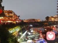 做一个温柔的倾听者，接住你的所有情绪，陪你慢慢梳理生活的褶皱配图