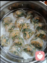 亲手包的水晶饺，褶皱里裹着的不只是馅料，还有把细碎情绪揉进生活的安稳感。认真对待一餐一饭，就是在认真拥抱自己。配图