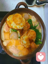 来啦来啦！🥘
救命！这锅神仙暖锅也太会拿捏我了！焦香煎蛋吸满汤汁，Q弹丸子配脆嫩蔬菜，一口下去直接香到跺脚！配图