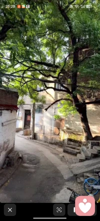 今天陪朋友聊了很久，其实生活就像这条小巷，看着窄，走下去总会有光的。别着急，慢慢来，一切都会好的✨只要你愿意，你慢慢的说，我安静的听，问题总会得到解决的！