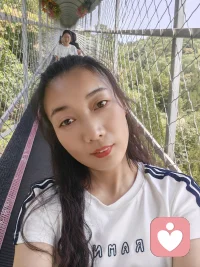 与你有缘的人不用留不用求，那是你命中注定拥有的，与你无缘的人，何必留何必求，那是注定不属于你的。真正的缘是遇见之后不离开，是久处之后离不开，必须明白，想走的人留不住，装睡的人叫不醒，不爱的人感动不了，失去的不会再回来，回来的也不会再如初，凡事看开一点，万般皆是命嘛，半点不由人呐。那不是人生路上的遗憾，那是人生路上必经的离散