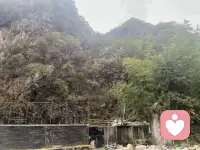 人生的本质就是一个人活着，不要对别人心存太多期待，我们总是想到想要找到能为自己分担痛苦和悲伤的人，大多数时候，我们那些惊天动地的伤痛在别人眼里，不过是随手拂过的尘埃。比起有人左右情绪的日子，我更喜欢无人问津的时光。或许成年人的孤独，就是悲喜自渡，而这也正是我们难得的自由。生命中曾经有过的所有灿烂，终究都需要用寂寞来偿还。人的精神寄托可以是音乐，可以是书籍，可以是工作，可以是山川湖海，唯独不可以是人…配图