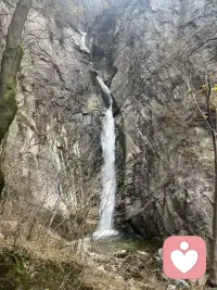 人生的本质就是一个人活着，不要对别人心存太多期待，我们总是想到想要找到能为自己分担痛苦和悲伤的人，大多数时候，我们那些惊天动地的伤痛在别人眼里，不过是随手拂过的尘埃。比起有人左右情绪的日子，我更喜欢无人问津的时光。或许成年人的孤独，就是悲喜自渡，而这也正是我们难得的自由。生命中曾经有过的所有灿烂，终究都需要用寂寞来偿还。人的精神寄托可以是音乐，可以是书籍，可以是工作，可以是山川湖海，唯独不可以是人…配图