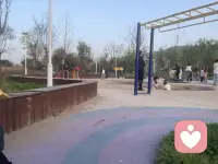 遛娃了！看看外婆配图