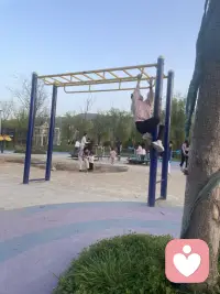 很多时候，我们需要的不是道理，而是一份懂得。
不用解释，不用伪装，不用小心翼翼。
情绪没有对错，难过也不必羞耻。
我愿意做那个耐心的倾听者，接住你的疲惫、焦虑与迷茫。
让你知道，在这个世界上，你并不孤单，总有人愿意用心，听懂你的欲言又止。配图